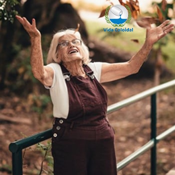 mujer-anciana-alegre